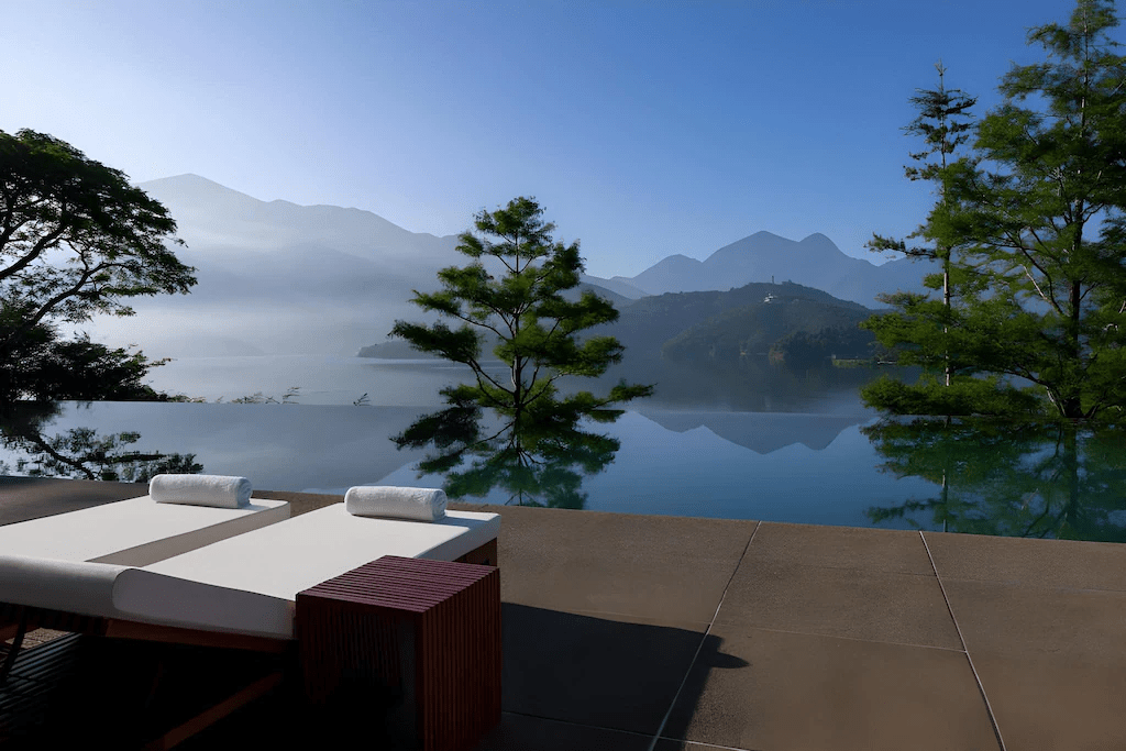 一座讓建築消失於風景中的飯店，走進涵碧樓與山水並肩而眠的靜謐日常