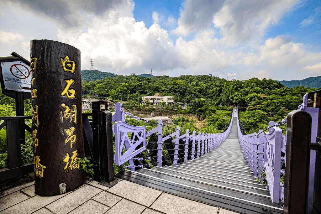 在內湖找一個午後出發的理由，走過吊橋、公園與夜色交會的拍照路線