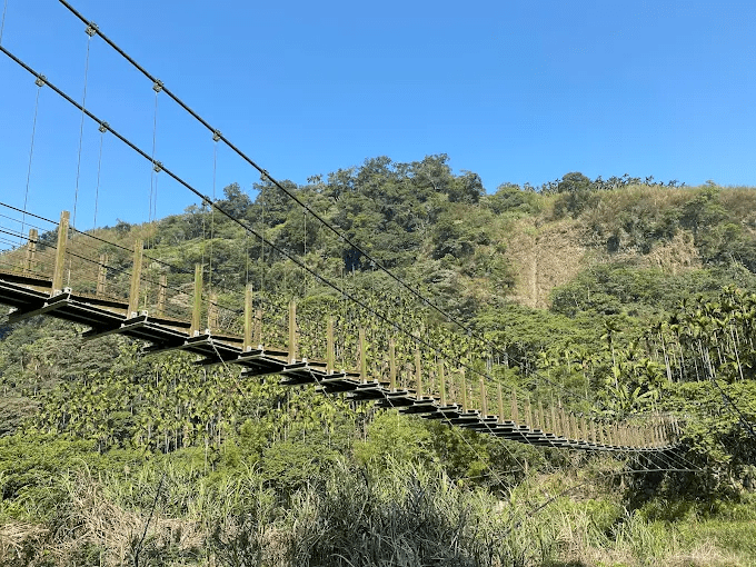 沿著古坑華山向上走過華山情人橋與小天梯，在森林包圍裡感受空氣與高度的流動