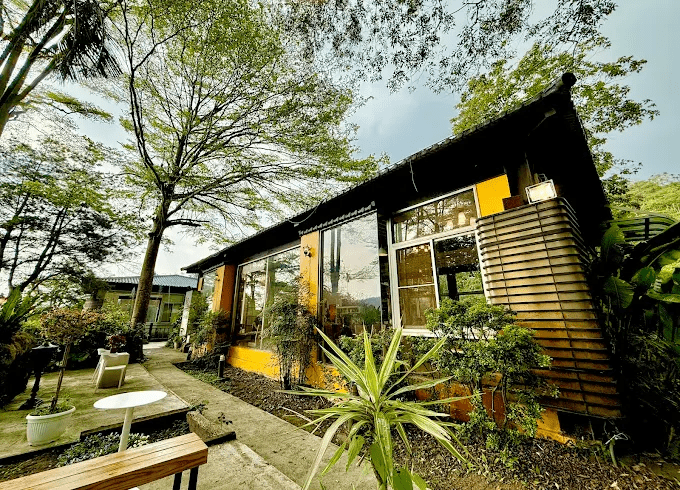 沿著古坑華山向上走過華山情人橋與小天梯，在森林包圍裡感受空氣與高度的流動