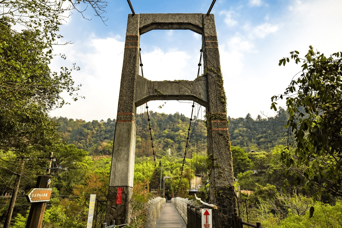 夜色落下時住進谷關溫泉飯店,山谷靜了,只剩美人湯的溫度