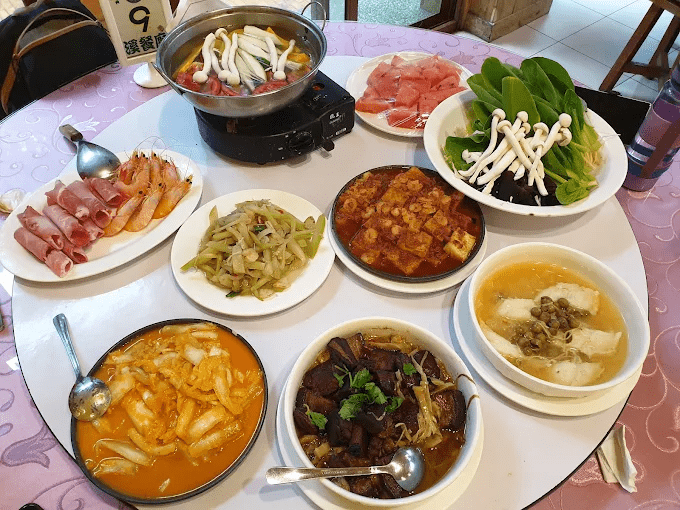 走進溪頭青年活動中心的森林木屋，在晨霧與杉林之間慢慢醒來，順著步道散步到大學池