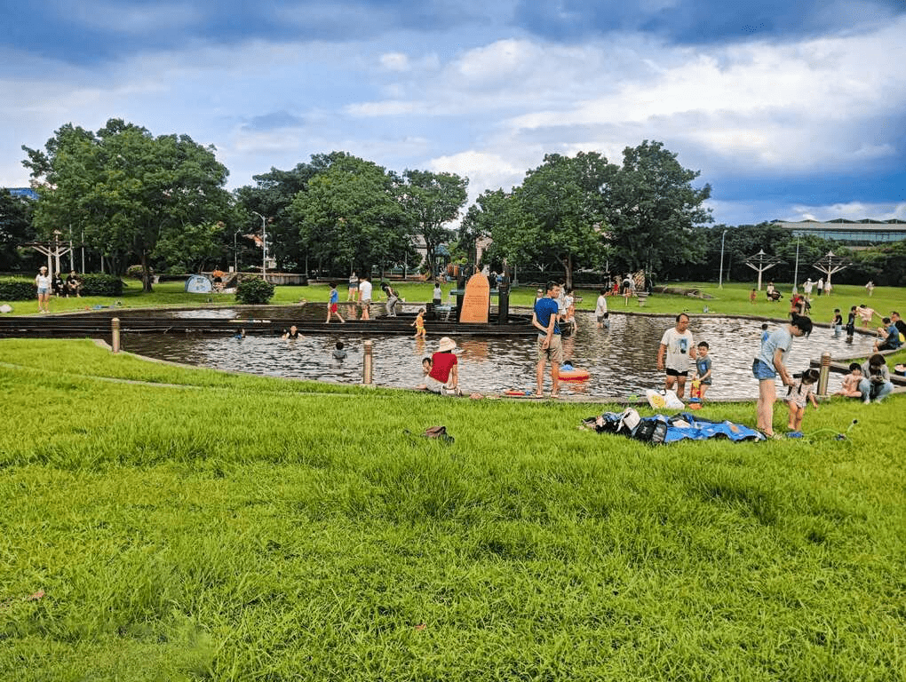 當陽光落在台北戶外運動公園的草地上，一場野餐與輕運動就這樣開始