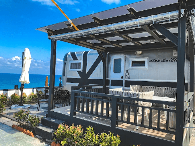 把花蓮的海與夜色一起住進來，遠雄海洋公園附近住宿，剛好接住整天的歡笑