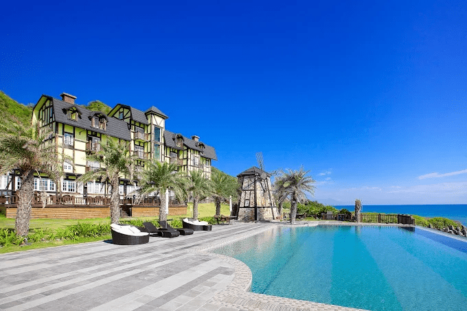 把花蓮的海與夜色一起住進來，遠雄海洋公園附近住宿，剛好接住整天的歡笑