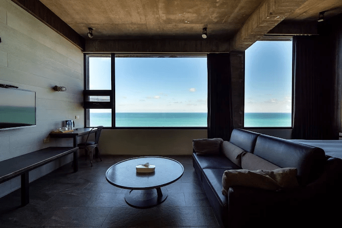 把花蓮的海與夜色一起住進來，遠雄海洋公園附近住宿，剛好接住整天的歡笑