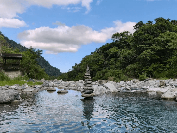 陽光不冷的冬日午後，走進花蓮壽豐白鮑溪親水園區聽水聲慢下來