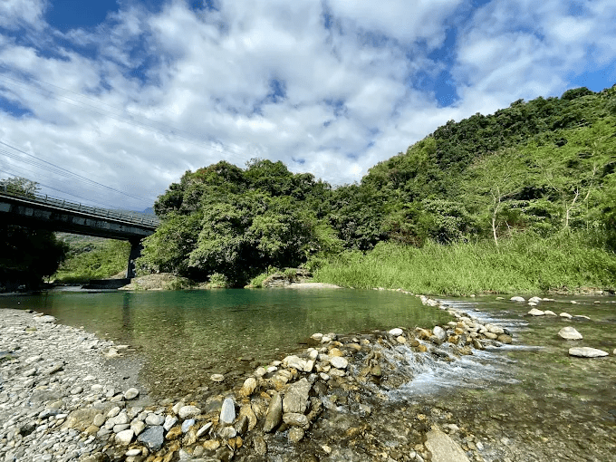 陽光不冷的冬日午後，走進花蓮壽豐白鮑溪親水園區聽水聲慢下來