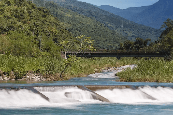 陽光不冷的冬日午後，走進花蓮壽豐白鮑溪親水園區聽水聲慢下來