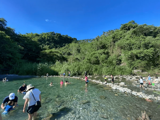 陽光不冷的冬日午後，走進花蓮壽豐白鮑溪親水園區聽水聲慢下來