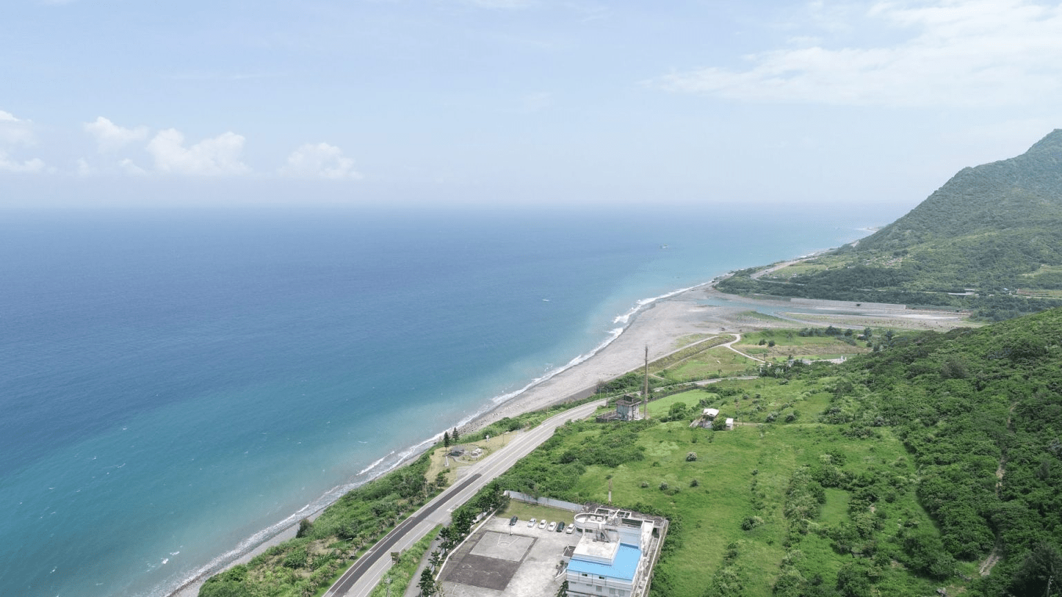 從花蓮到台東沿著台灣濱海公路前行，讓海浪與公路節奏一起帶你往前走