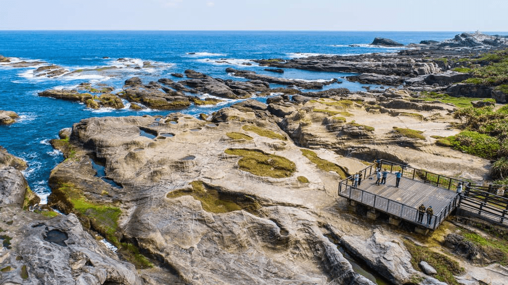 從花蓮到台東沿著台灣濱海公路前行，讓海浪與公路節奏一起帶你往前走