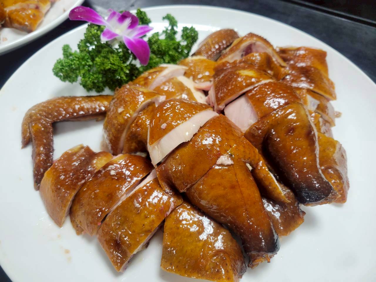 雙人2,000元搶限量一泊二食！入住埔里歐風黑爵士民宿，爽嗑蔡記東華食府「傳說級甫田雞」