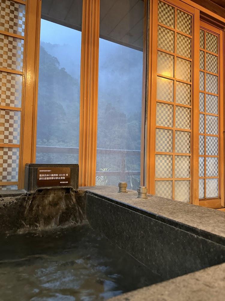 【2026烏來溫泉推薦】寒流必訪！老街首選明月溫泉會館與5間絕美景觀湯屋懶人包