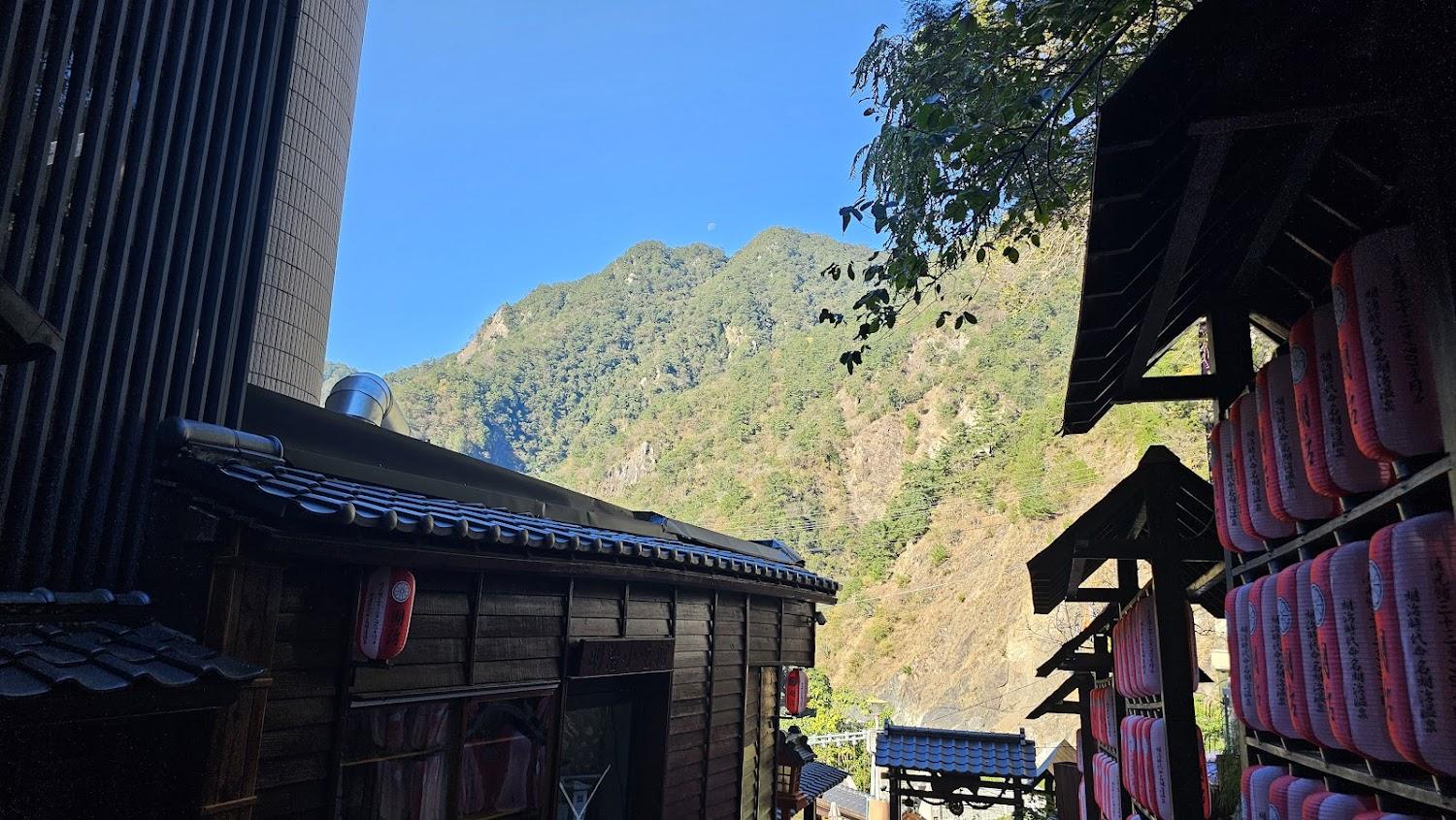 2026 谷關溫泉完整攻略：日式老街漫步、鱘龍魚饗宴與頂級泡湯住宿推薦