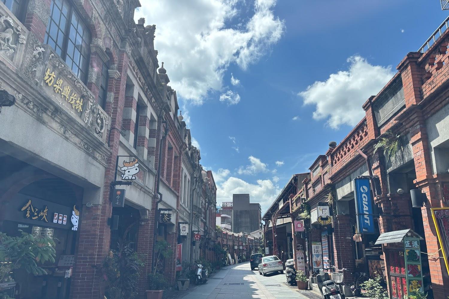 穿越百年的紅磚記憶：2026三峽老街深度旅遊，必吃金牛角與東方藝術殿堂指南