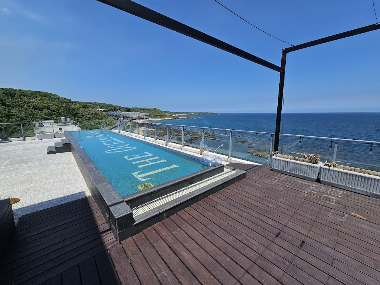 2026北海岸住宿推薦》半島海悅渡假會館：躺床看海零距離！獨立陽台、寵物友善，白沙灣旁的海上宮殿