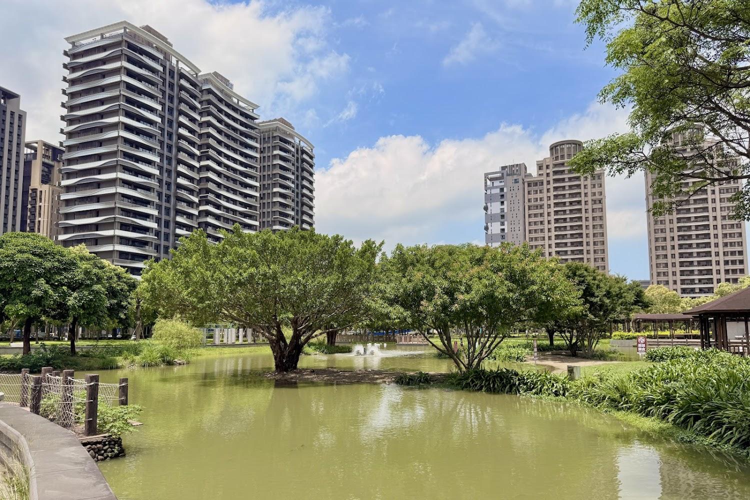 2026竹北必訪城市綠洲！水圳森林公園：湖畔散策、野餐大草坪與光節魅力的全方位療癒指南