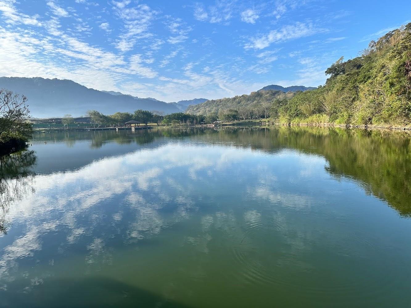 2026桃園龍潭避暑首選！三坑自然生態公園：湖光山色、親子親水與客家老街的一日遊完美提案