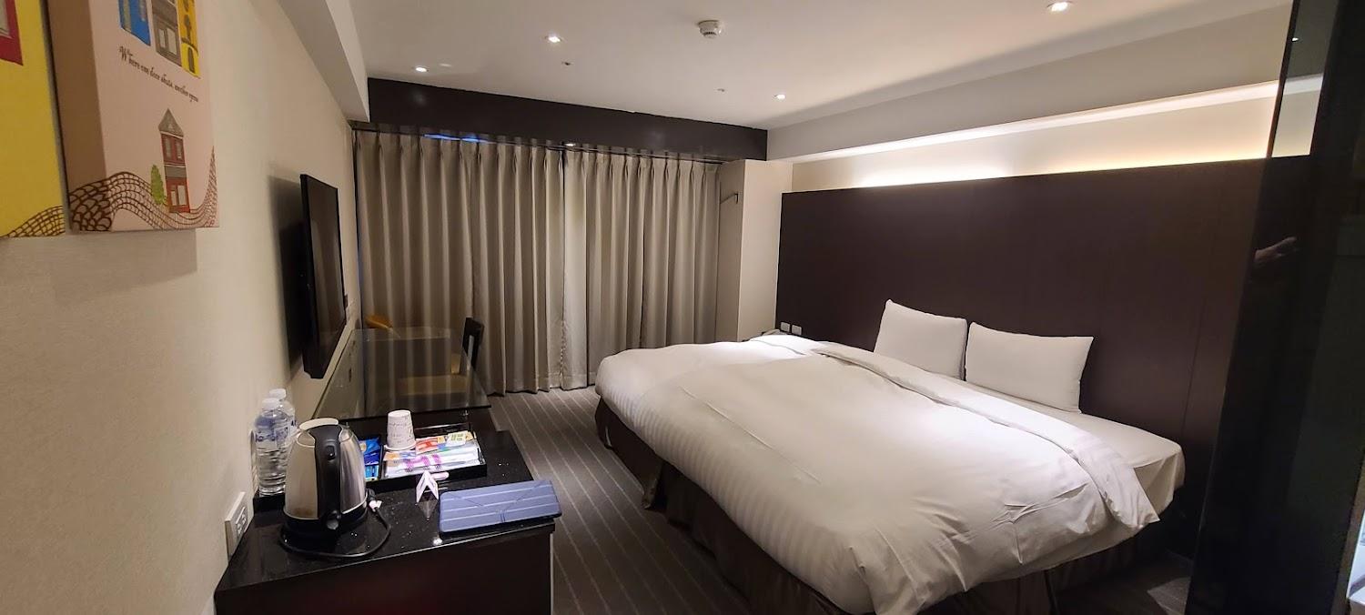 【2026嘉義住宿優惠】HOTEL HI 垂楊店平日豪華四人房$1,980含早餐！近火車站與文化路夜市，CP值破表