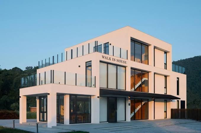 2026宜蘭包棟民宿推薦｜蘭田會館領軍！電動麻將、KTV、Switch與充電樁全包，打造最狂私密聚會