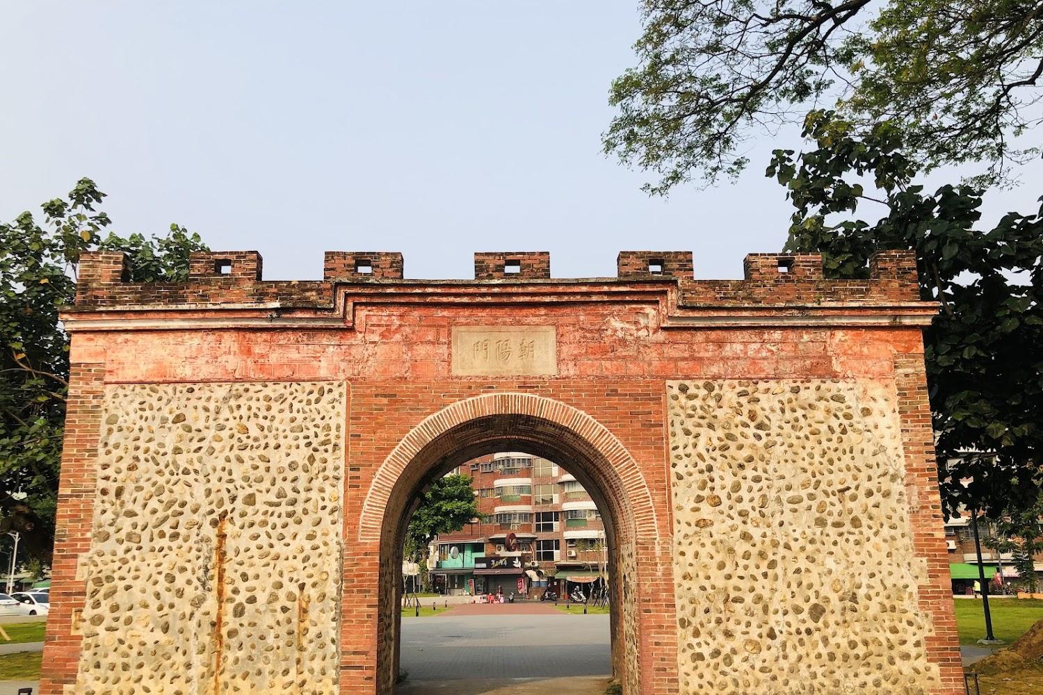 【2026屏東景點】屏東公園百年風華：探訪阿猴城門古蹟與夢幻聖誕燈海，市區親子一日遊攻略