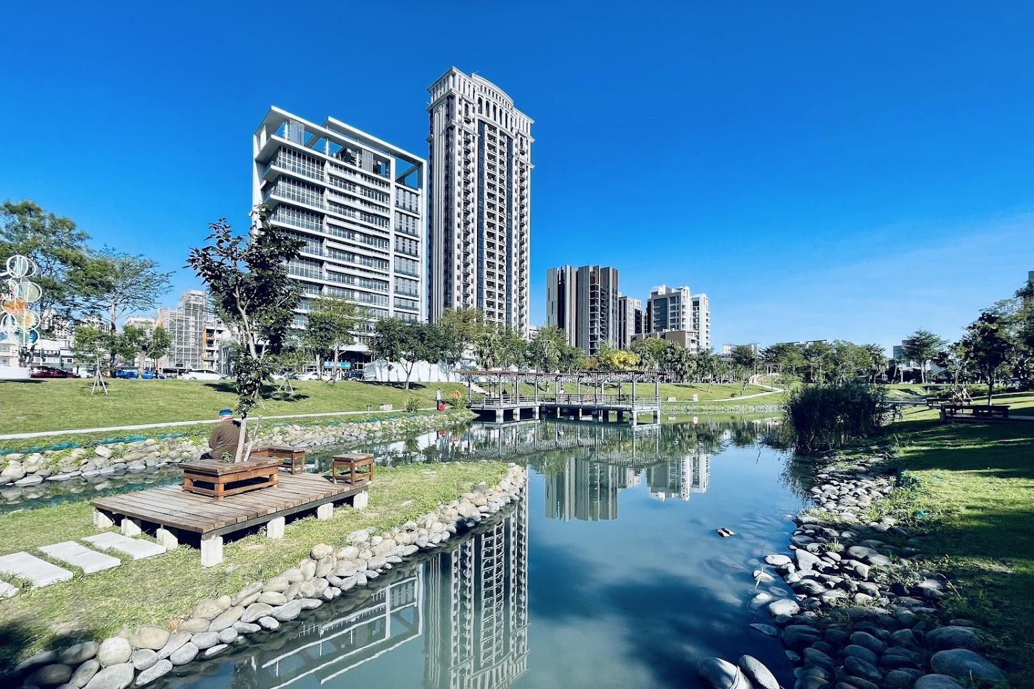 2026竹北高鐵特區「水圳森林公園」熱搜！絕美湖景配夢幻光節，科技新貴與親子的舒壓首選