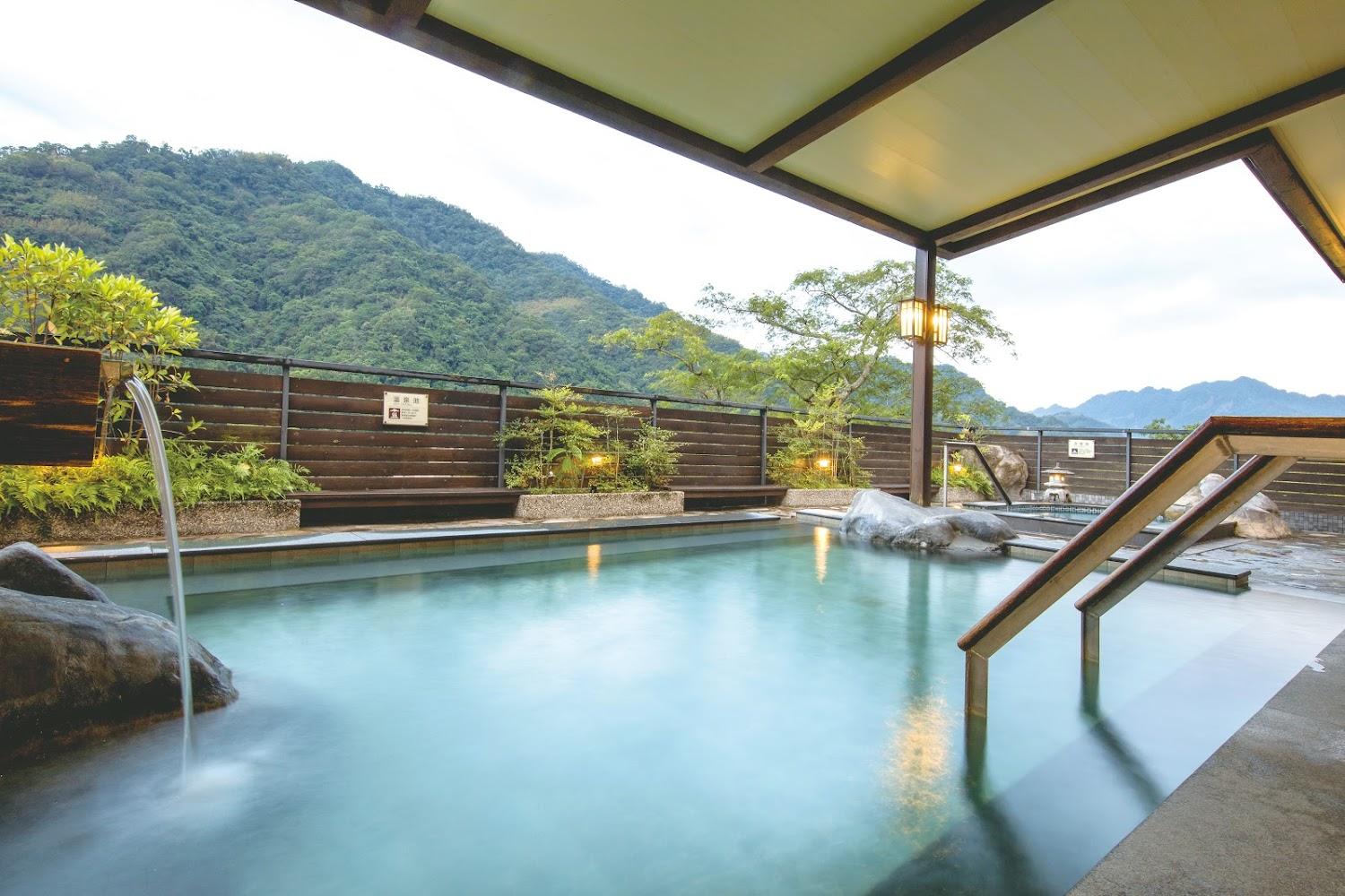 【2026 秋冬泡湯】三峽大板根森林溫泉酒店「寵物友善」專案，毛孩免關籠住進雨林，一泊二食 5,499 元起