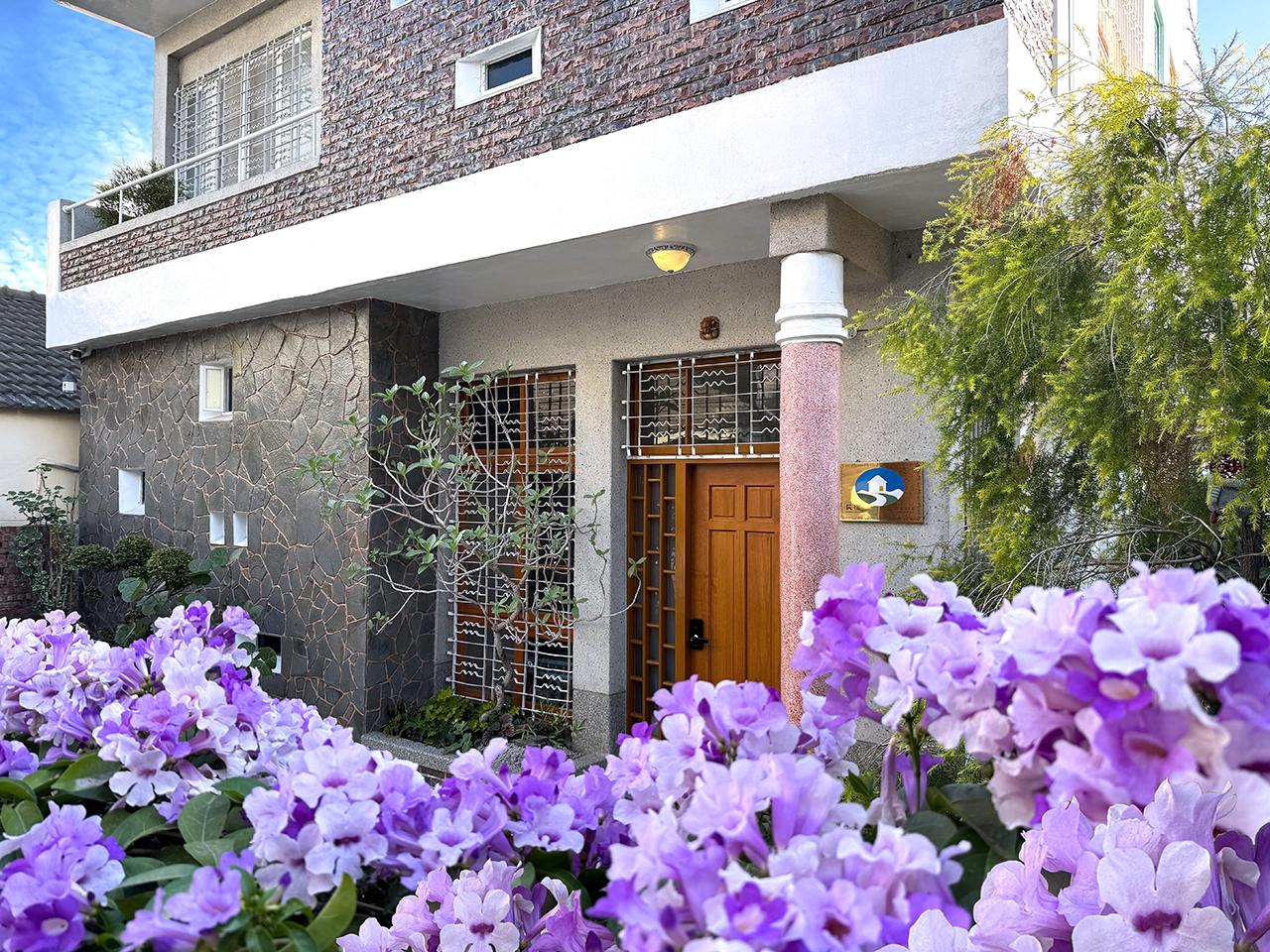 2026台南安平住宿推薦｜住進會呼吸的純白洋房「朗香洋房」 享受限定甜點包棟慢旅