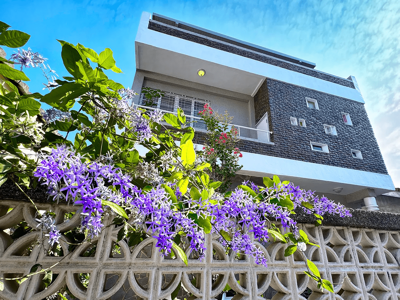 台南安平純白系包棟「朗香洋房」！致敬柯比意建築美學，平日入住獨享「枋子林」限定甜點饗宴