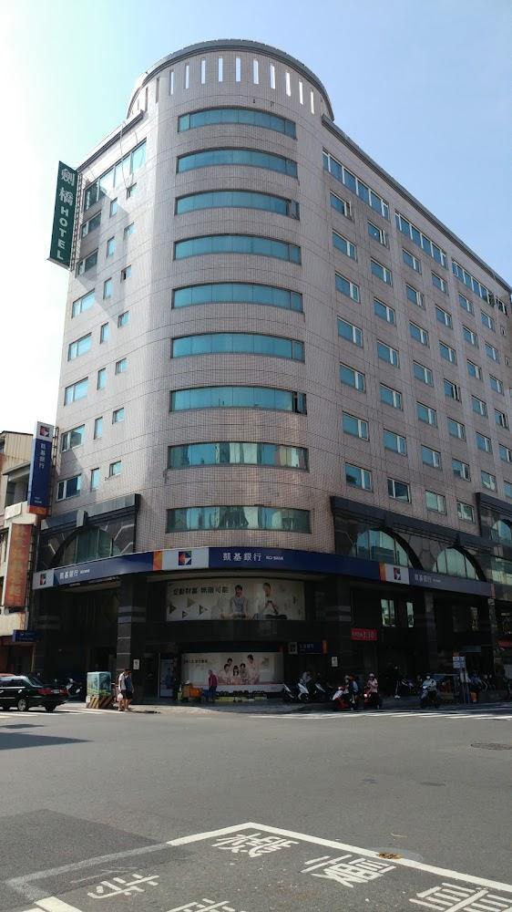 2026台南住宿強檔推薦！劍橋大飯店平日優惠$1,888起，免費升等豪華兩大床房型CP值爆棚