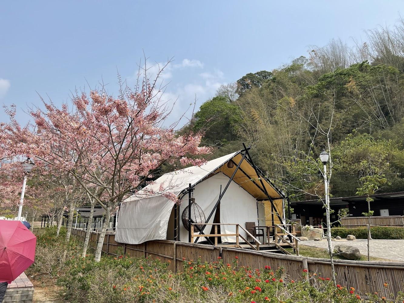 2026高雄六龜療癒秘境｜遠山望月溫泉露營區：奢華VILLA營車獨享美人湯，一泊二食限時折500元