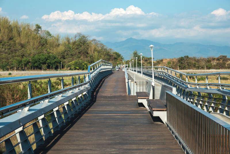 在高雄旗山安排一趟不趕行程的散策旅程，老街、溪畔與山城光影一路陪伴