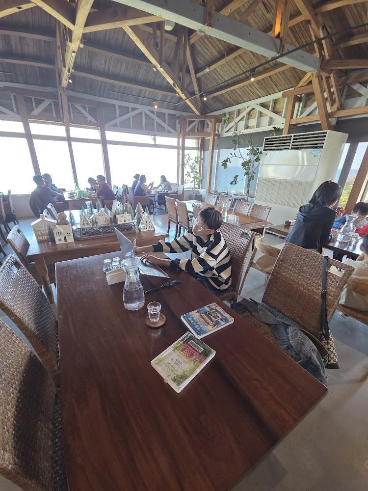 2026花蓮七星潭絕美海景秘境！原野牧場：在漂流木屋品嚐濃郁羊奶咖啡，享受太平洋畔的慢活時光