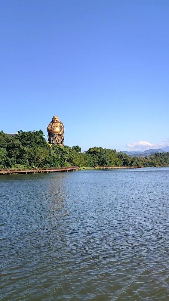 【2026新竹秘境】被時光溫柔對待的角落！峨眉湖（大埔水庫）一日遊：72米彌勒大佛、環湖步道與客家美食地圖
