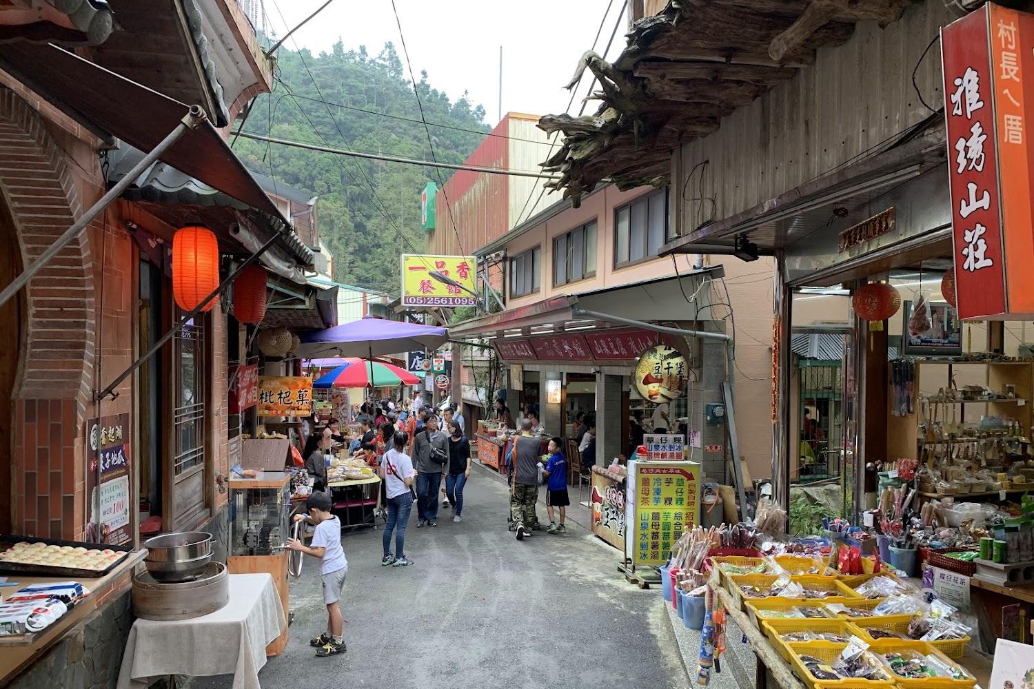 2026奮起湖老街全攻略》阿里山必訪「南台灣九份」！必吃懷舊鐵路便當、檜木甜甜圈與絕美步道交通懶人包