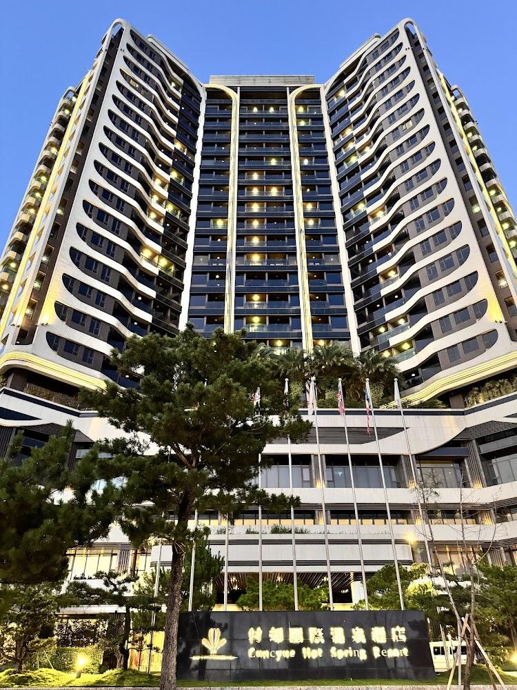 2026宜蘭羅東住宿推薦》村却國際溫泉酒店：房內雙湯池、奈米牛奶浴，獨攬360度百萬夜景