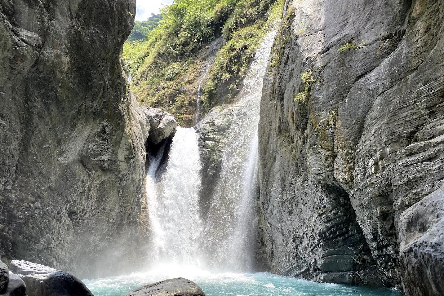 【2026屏東秘境】來義神鷹瀑布群：丹林溪谷的沁涼白綢，漫步排灣族聖地與森林步道