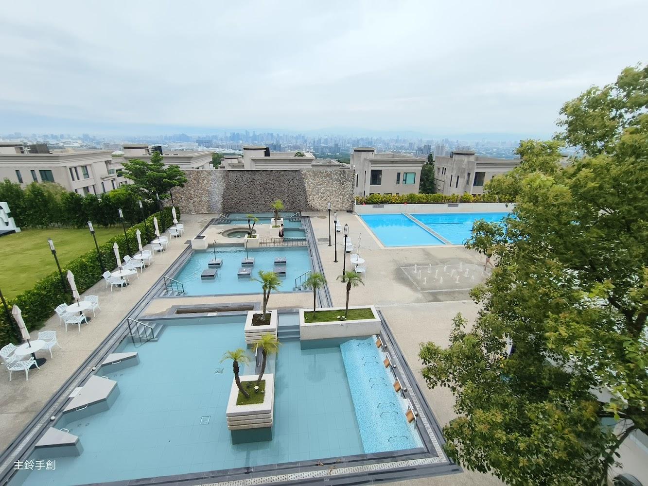 2026台中住宿推薦》清新溫泉飯店平日$3580起！坐擁大肚山百萬夜景與美人湯，一泊一食超值優惠開搶