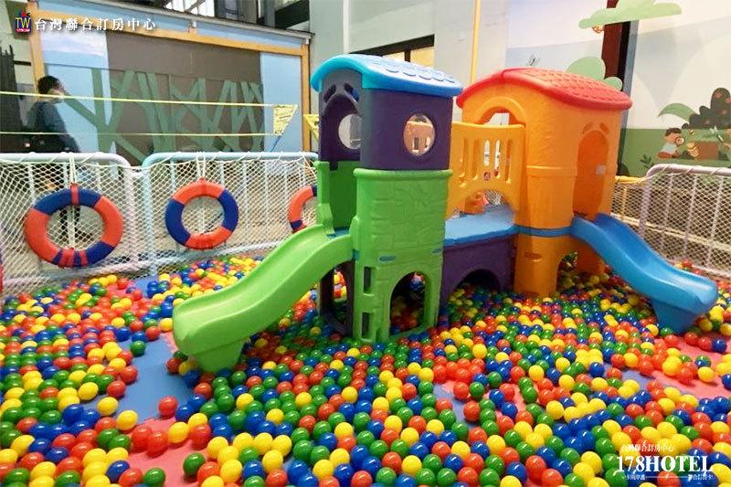 飯店球池溜滑梯設施