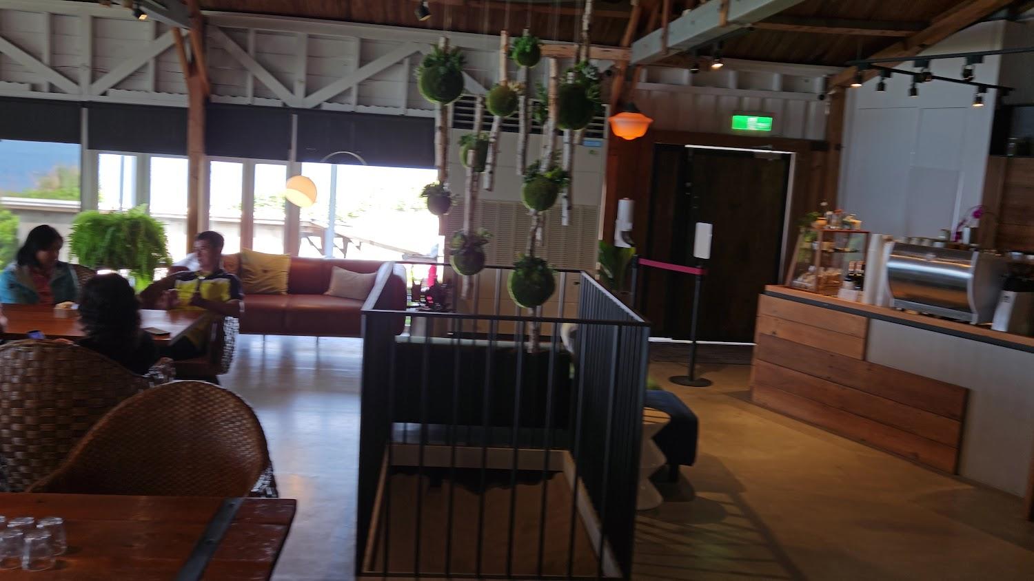 2026花蓮必訪｜原野牧場：七星潭畔的漂流木秘境，品味神級鮮羊奶咖啡與無邊際海景