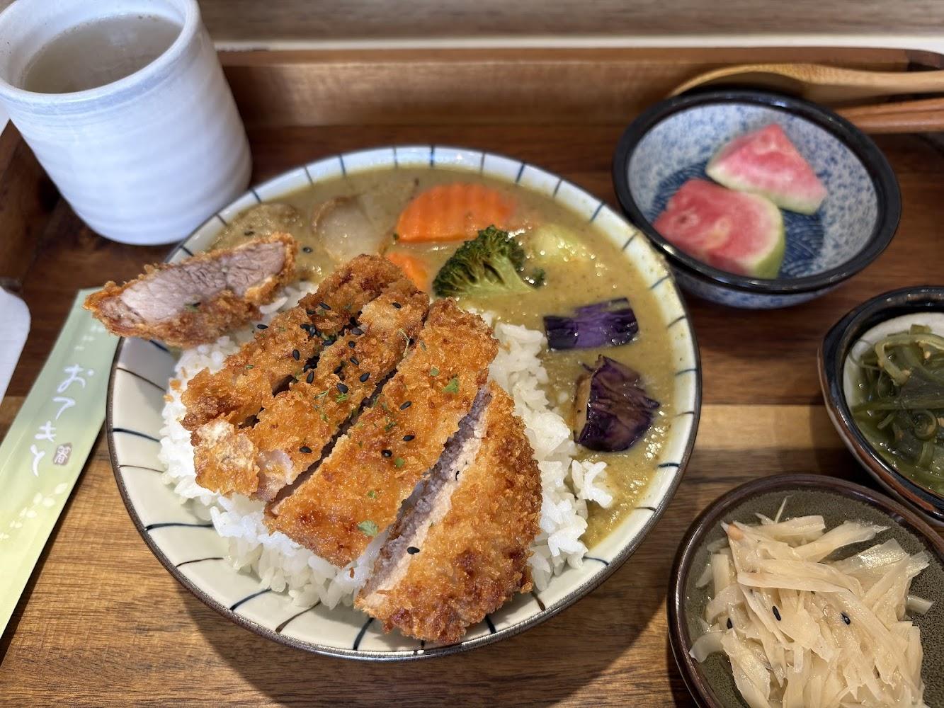 2026竹東美食地圖》別只吃粄條！文青咖哩「塊肉究派」爆紅，在地人激推4間必訪巷弄好店