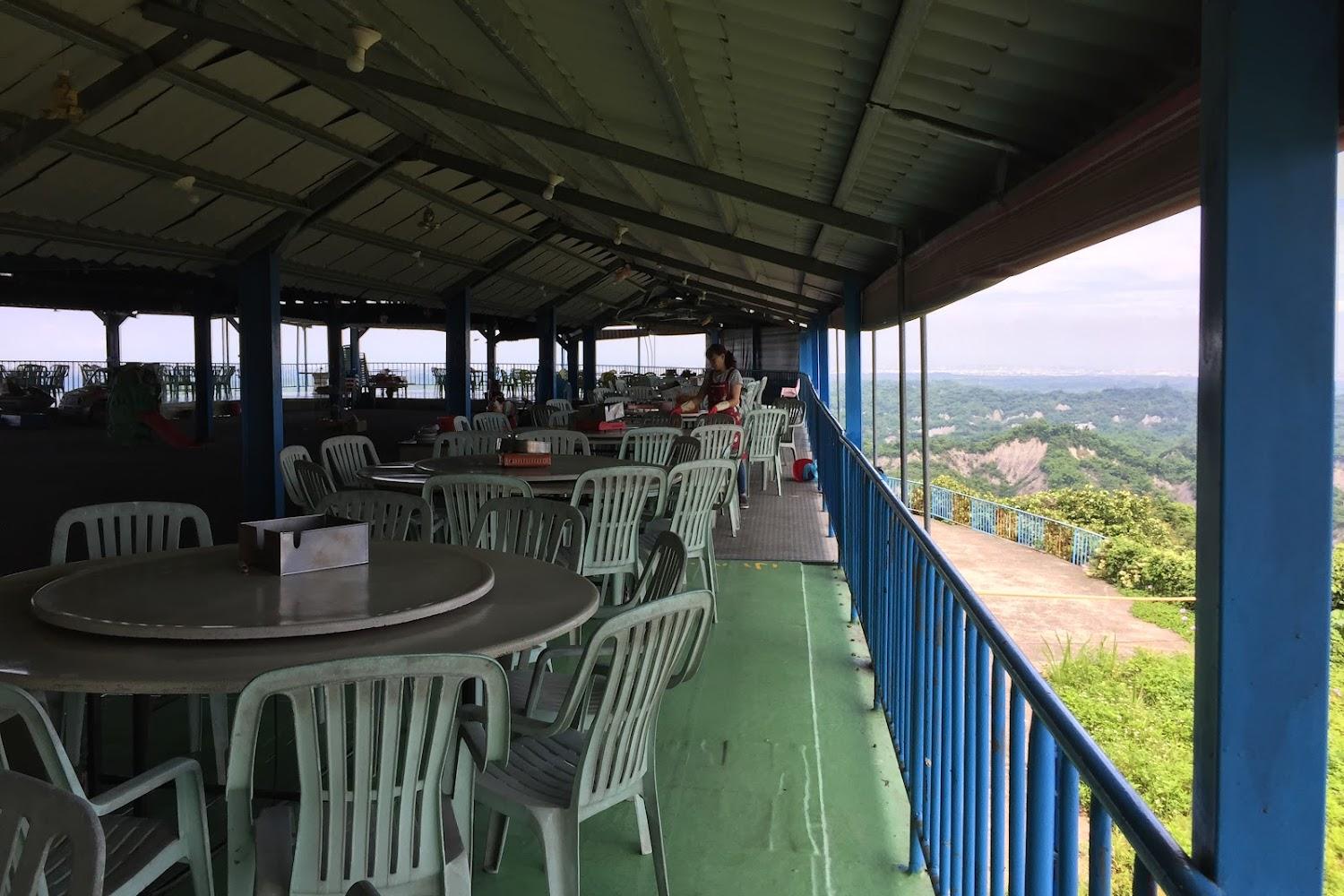 桶仔雞始祖！2026高雄308高地洪代表桶仔雞：皮酥肉嫩炭火現烤，坐擁月世界惡地絕景