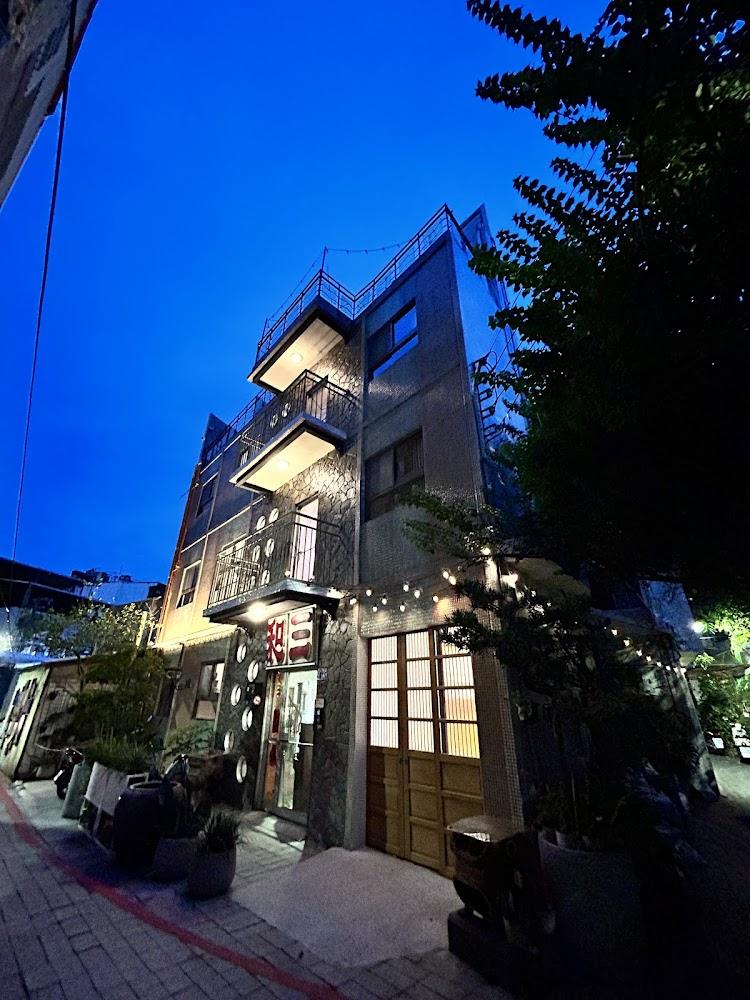 彰化老屋新生典範！三和大旅社攜手玩印團隊，以手感絹印打造「會說故事的牆」