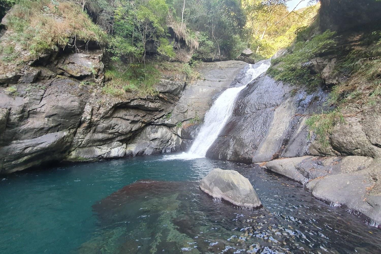 【2026桃園新秘境】隱身復興山林的台版九寨溝！優霞雲瀑布夢幻「湖水藍」絕美曝光