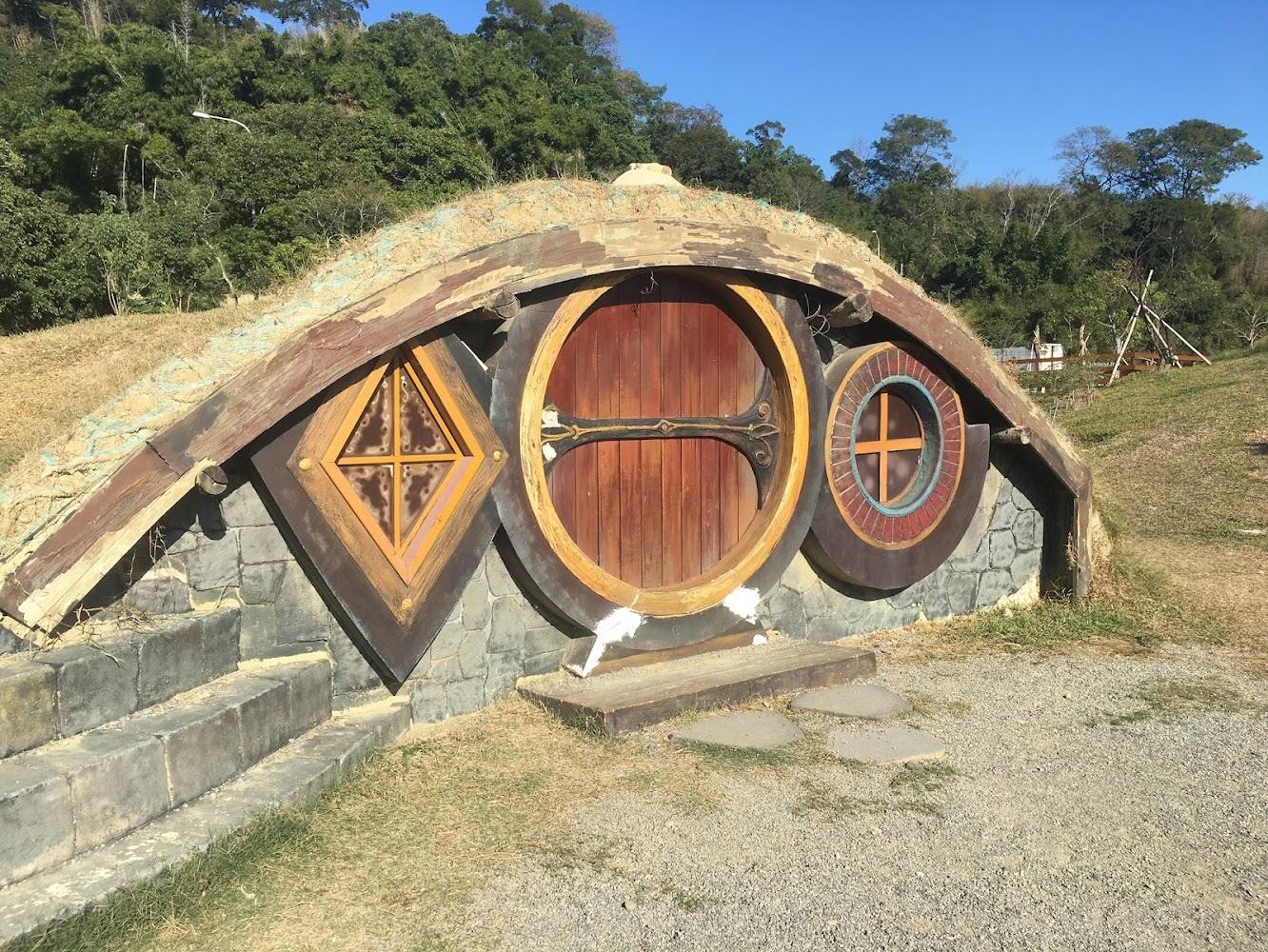 2026苗栗景點推薦｜哈比丘童話小屋、好望角風車、七彩隧道，5大絕美打卡秘境懶人包