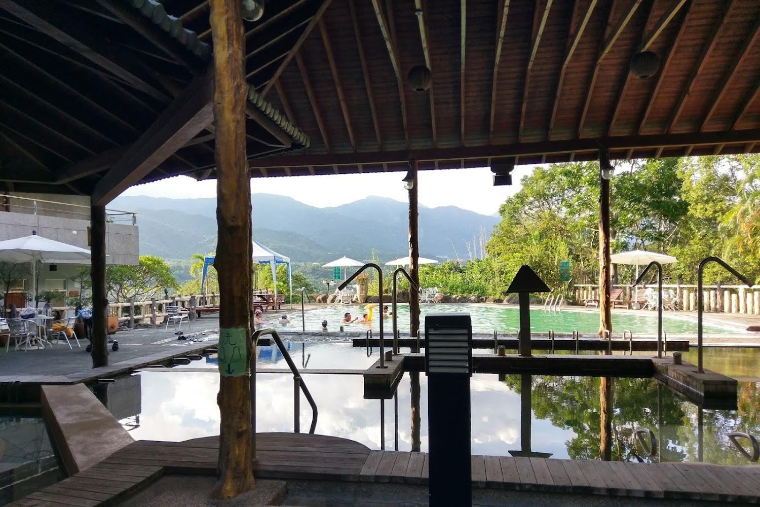 【2026高雄旅遊】六龜天闊溫泉會館「一泊二食」3,400元起！私人Villa湯屋享受山林慢活美人湯