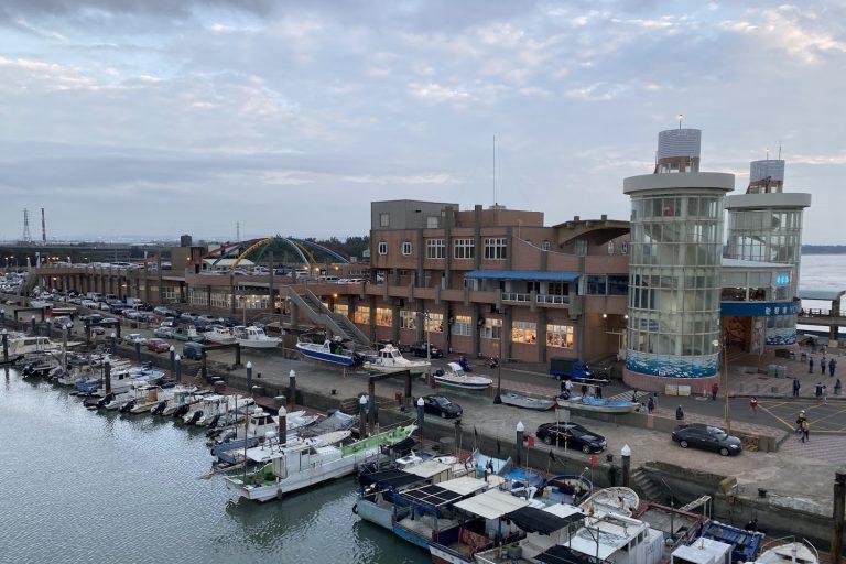 2026桃園旅遊》永安漁港一日遊懶人包：全台唯一客家漁港，必拍海螺館、觀海橋夕陽與海鮮美食攻略