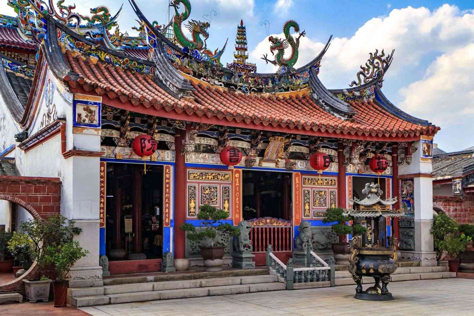 在南投展開一場不趕路的歷史建築巡禮，讓城市記憶自然浮現