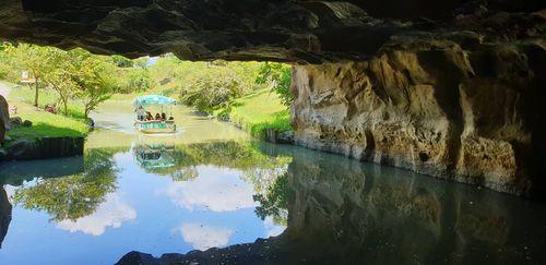 搭乘電動小船從水面視角感受冬山河的靜謐美感